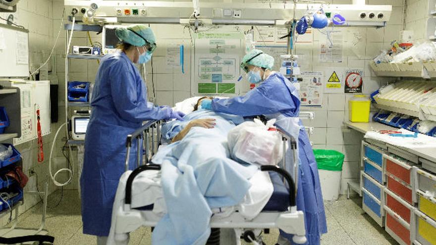 Personal de urgencias atiende a un posible infectado por coronavirus en el Hospital Universitario de Canarias (HUC).