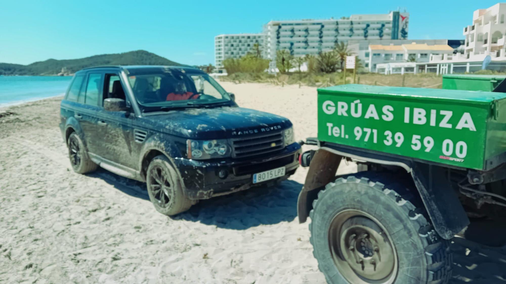 Un todoterreno, atrapado en la arena de una playa de Ibiza