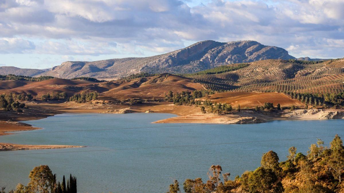 Así es la piscina natural más “tenebrosa” de Málaga, rodeada de cataratas y con sus aguas sobre un cañón