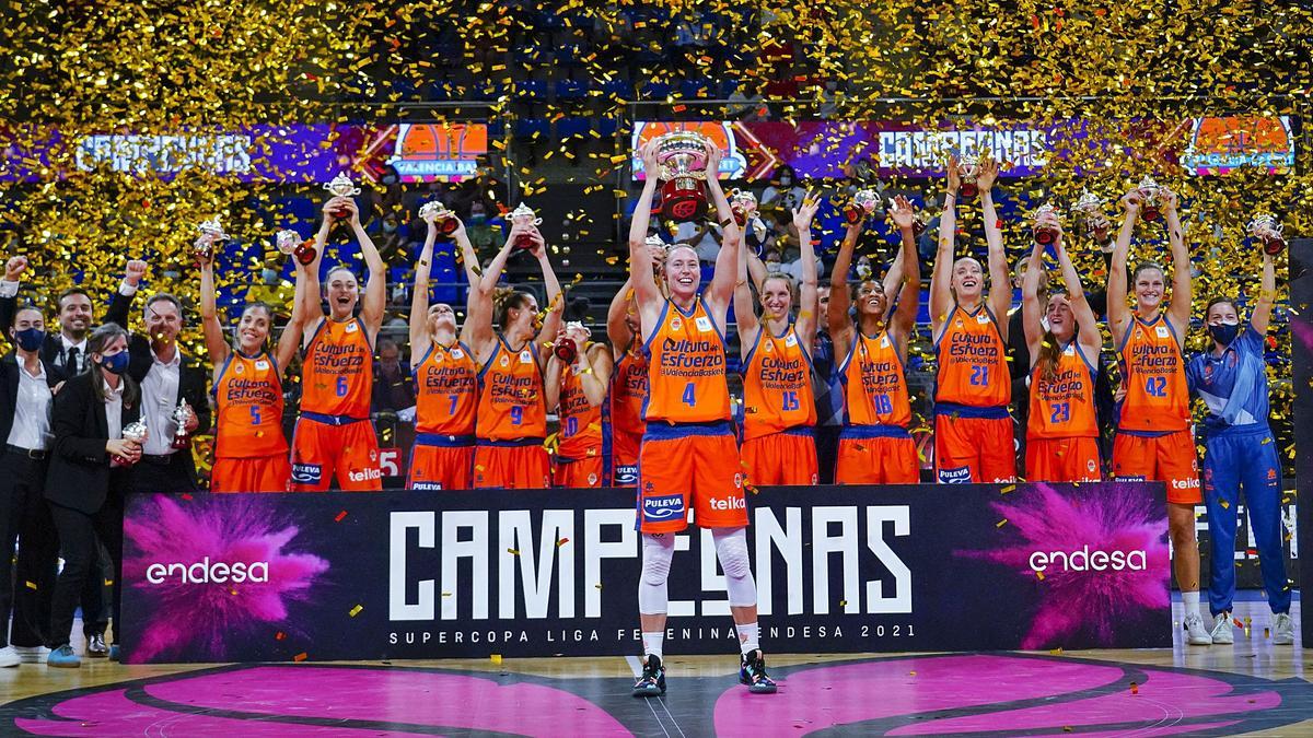 Euforia en las jugadoras del Valencia Basket tras la final. | A NEVADO / FEB