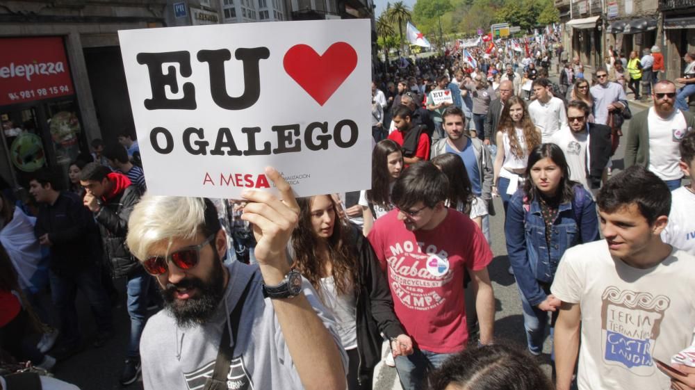 Miles de personas reivindican en Santiago su derecho a vivir en gallego