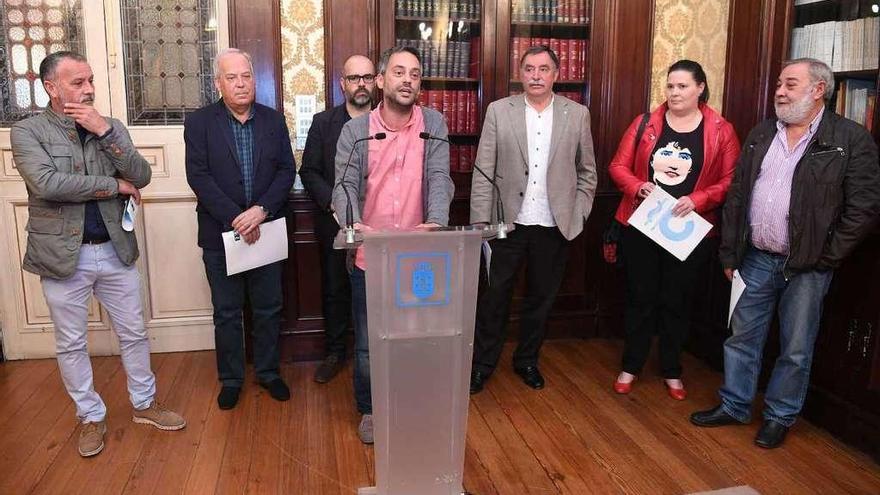 Los seis alcaldes y el primer teniente de alcalde de Sada, en su comparecencia en el Concello coruñés.