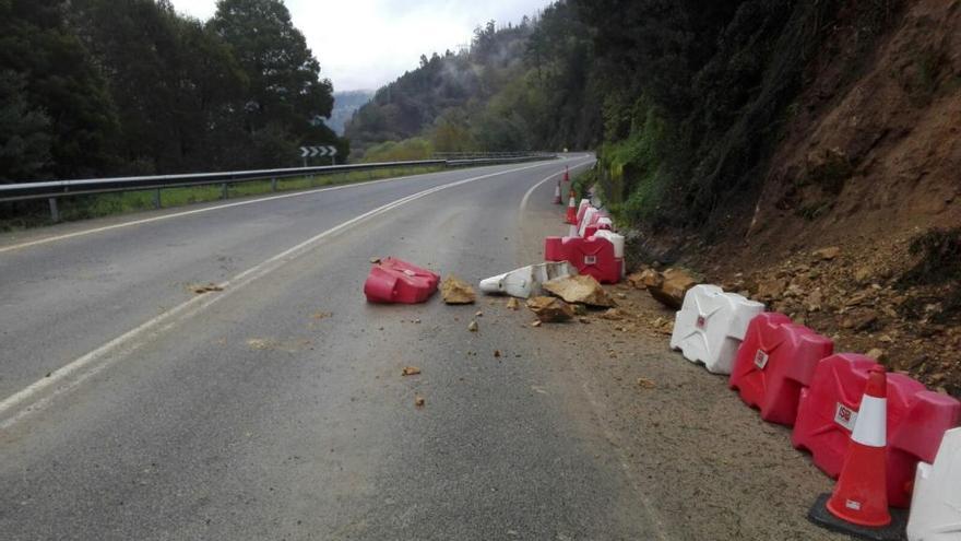 Nuevos desprendimientos en la N-120 en Nogueira de Ramuín. // FdV