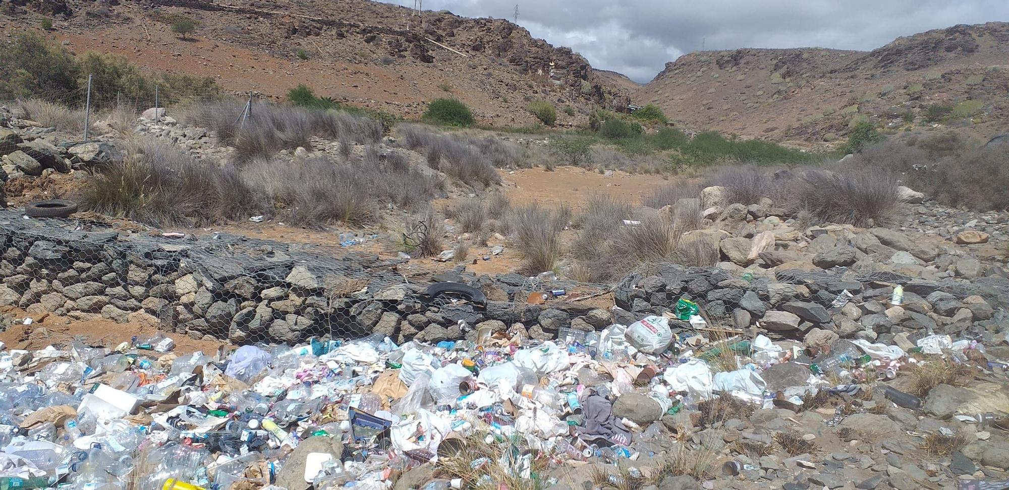 Basura y plásticos en un barranco de San Bartolomé de Tirajana