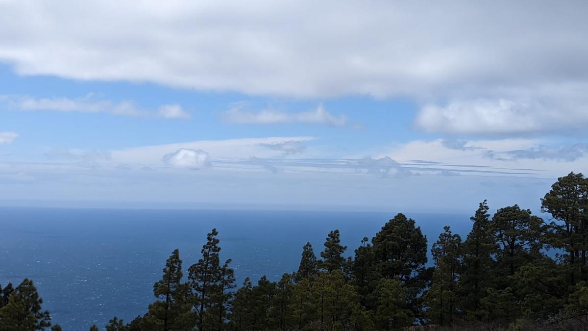 Topes nubosos, hoy sábado, en Puntagorda (La Palma) del frente que se acerca a Canarias.