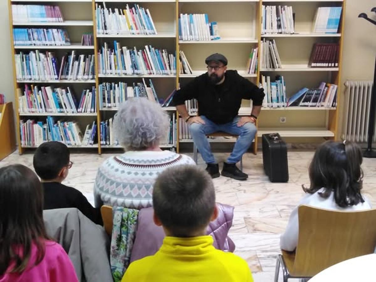 Un cuentacuentos previo en la biblioteca de Tineo.