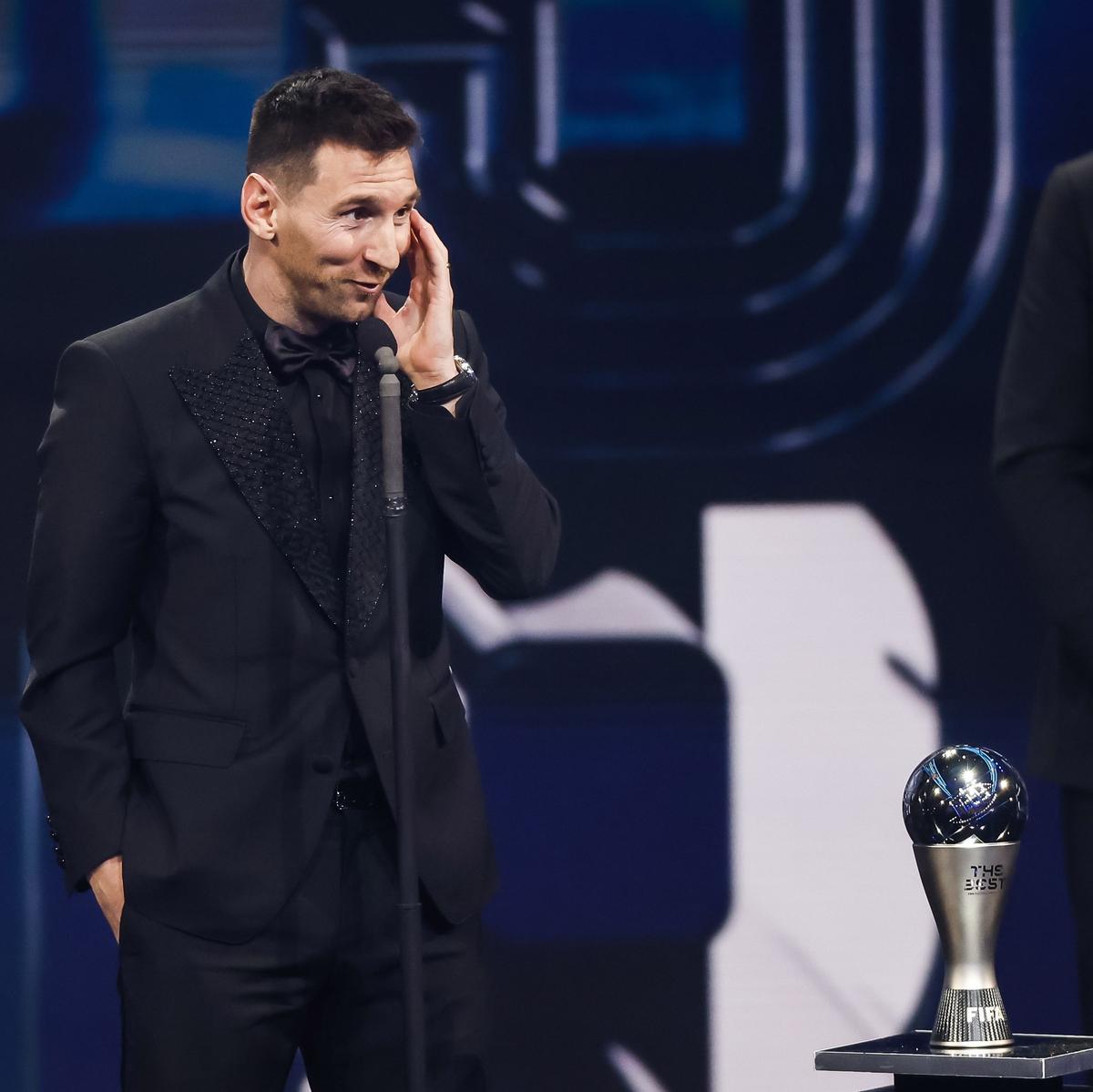 El futbolista argentino Lionel Messi del Paris Saint-Germain FC con su premio The Best FIFA