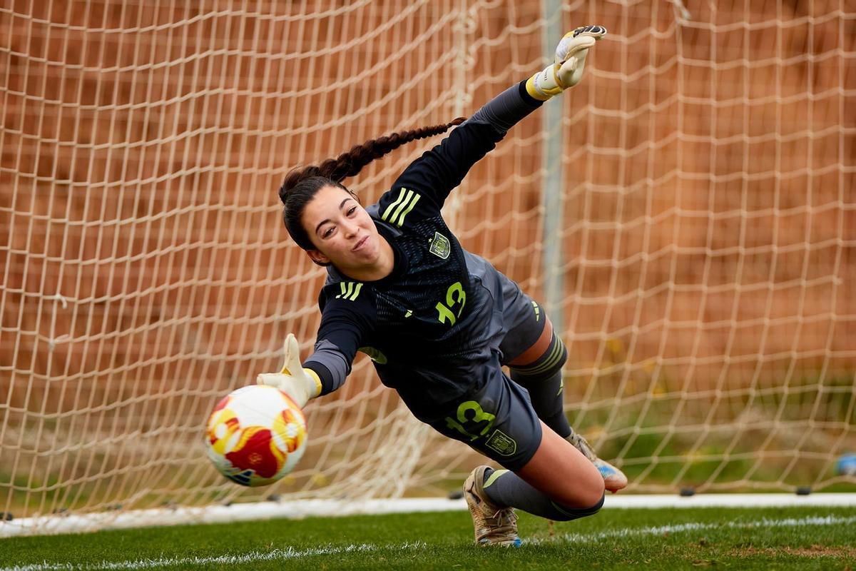 Anna Álvarez, portera de Peñíscola campeona de Europa sub-19 con la selección esañola que milita en el Levante UD.