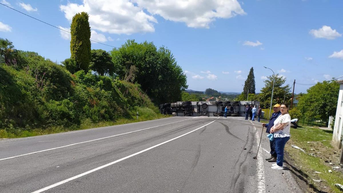 Vuelca un camión que transportaba agua y bloquea la Nacional 6 en Coirós