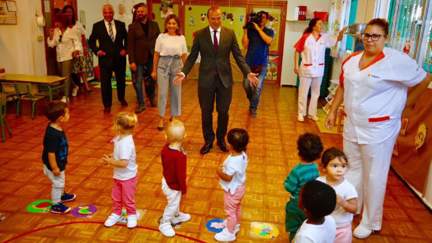 El alcalde, Augusto Hidalgo, en la escuela infantil Bambi.