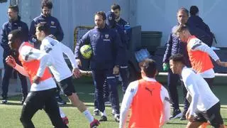 Luces y sombras en el entrenamiento del Valencia a dos días de la 'final' ante Osasuna