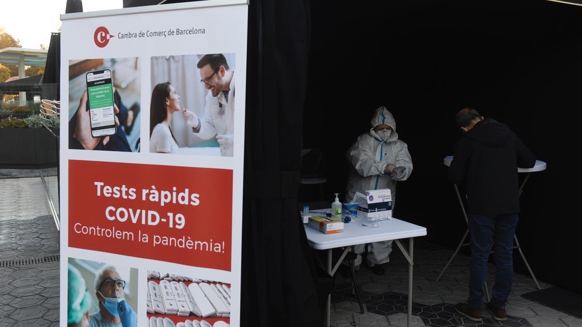 Carpa para la realización de test ràpidos de covid-19 en el centro comercial Glòries