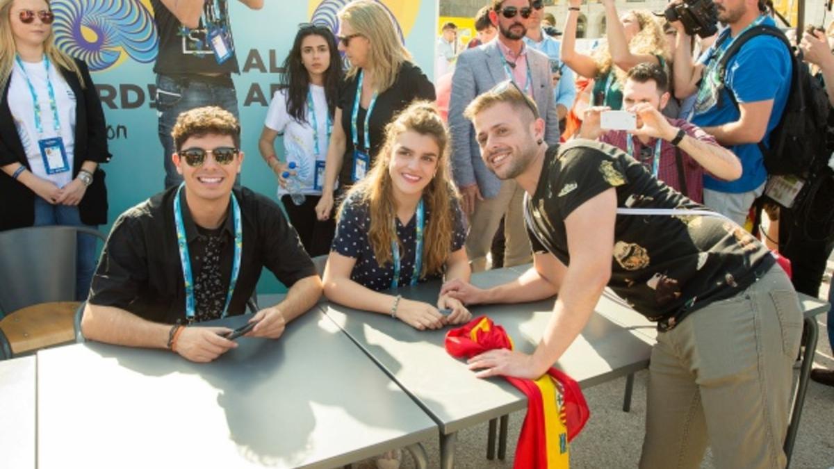 Amaia y Alfred durante su encuentro con los fans en el Eurovillage