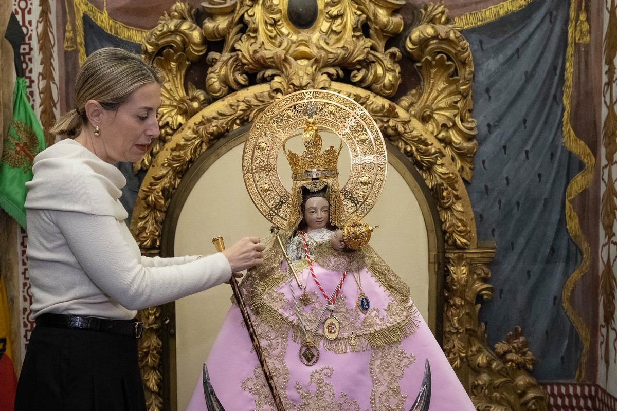 Galería | Así entregó María Guardiola el manto 209 a la Virgen de la Montaña