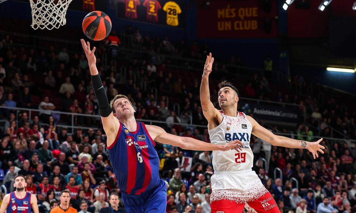 Vesely intenta capturar un balón en presencia de Oriola