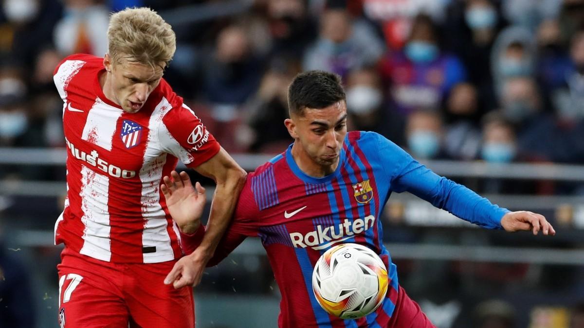 Daniel Wass en una acción con Ferran Torres