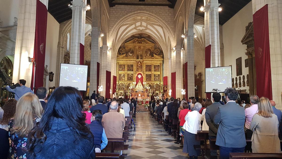 Asistentes a la misa celebrada con motivo del día de la patrona de Lucena, la Virgen de Araceli.