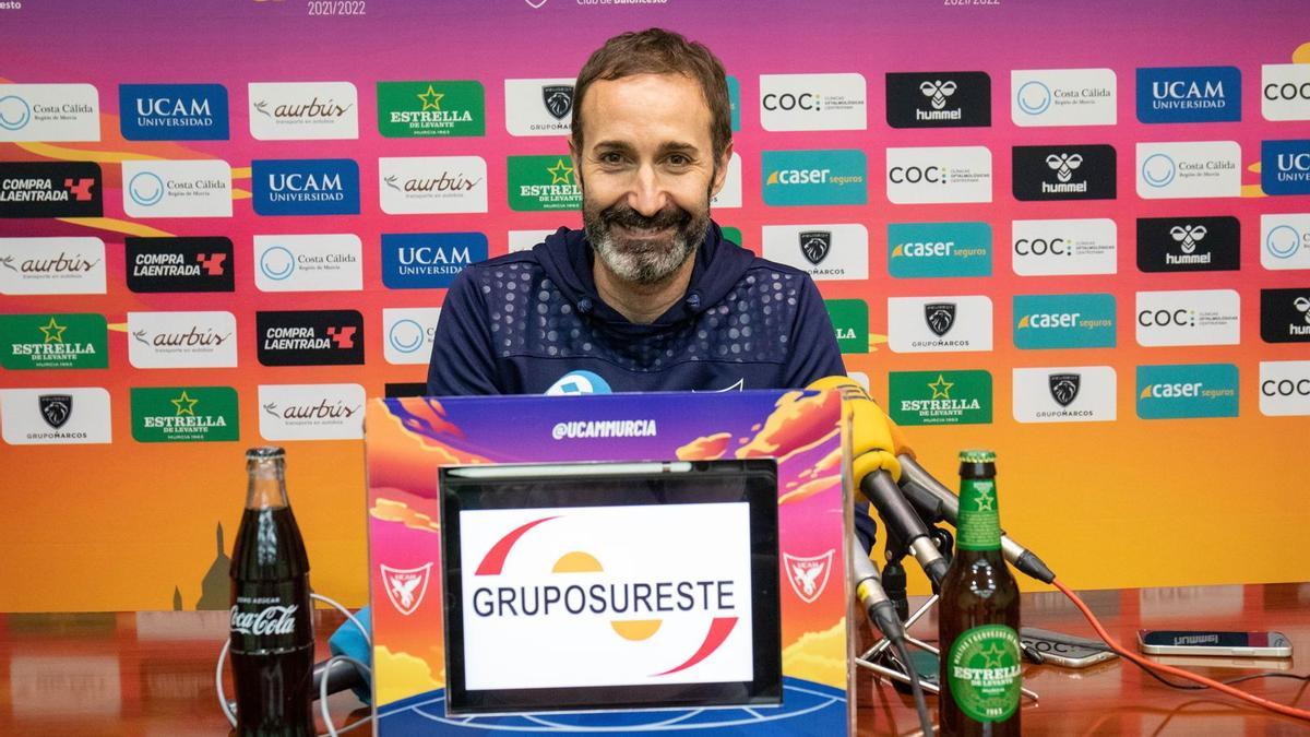 Sito Alonso posa sonriente en la rueda de prensa previa al encuentro ante Bilbao Basket