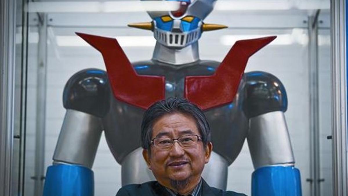 Go Nagai, junto a una reproducción del robot Mazinger Z, ayer en el Salón del Cómic.