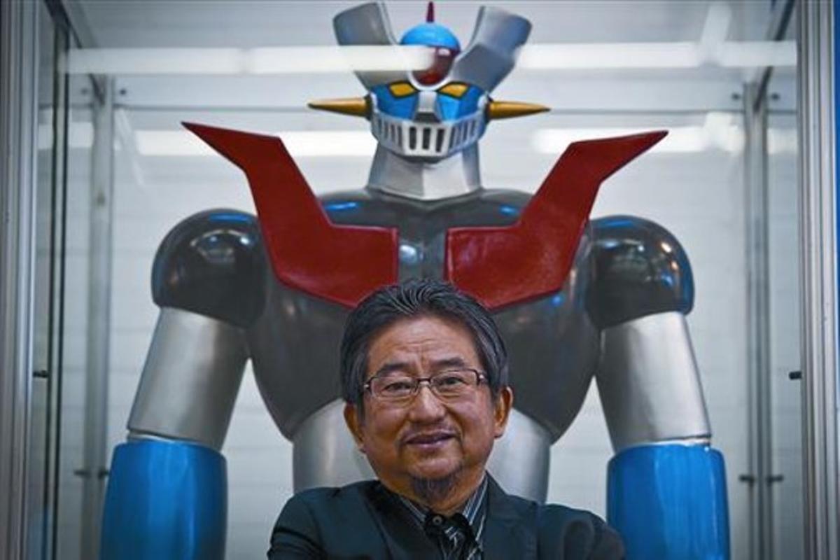 Go Nagai, amb una reproducció del robot Mazinger Z, ahir al Saló del Còmic.