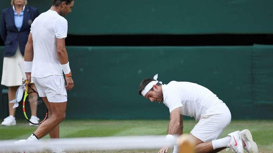 Nadal camina hacia Del Potro, en el suelo, tras su victoria de ayer.