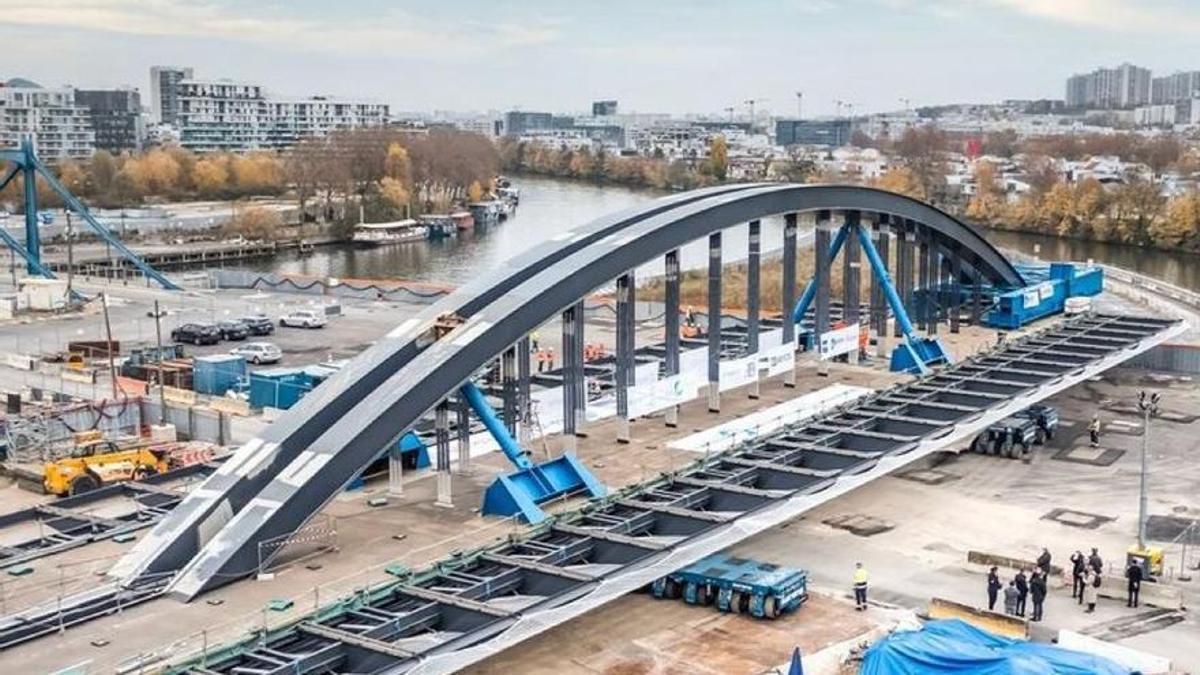 El puente, antes de ser instalado sobre el río Sena.