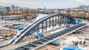 El puente, antes de ser instalado sobre el río Sena.