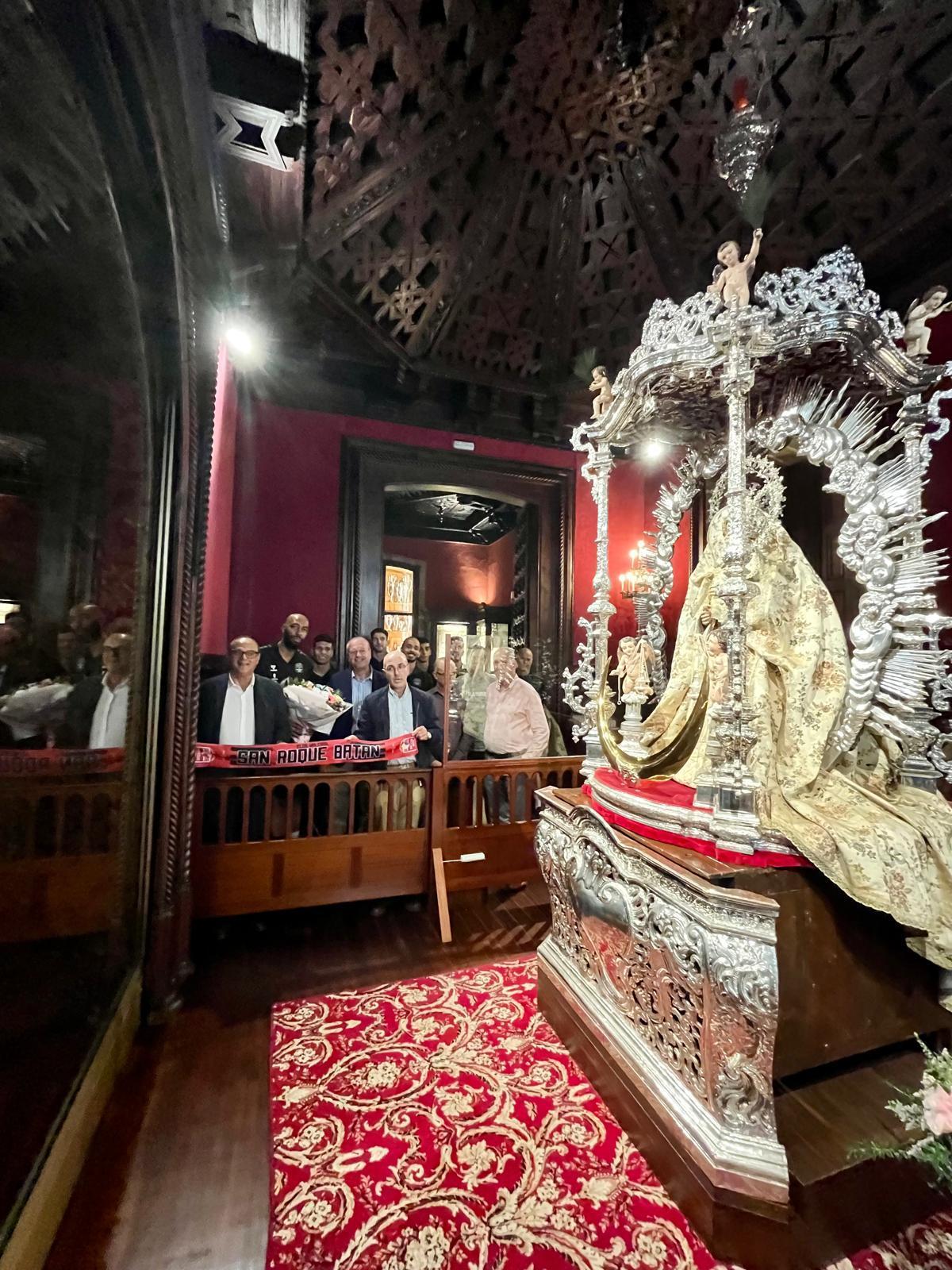 La plantilla del San Roque dejó una bufanda en el camerino de la Virgen de Nuestra Señora del Pino.