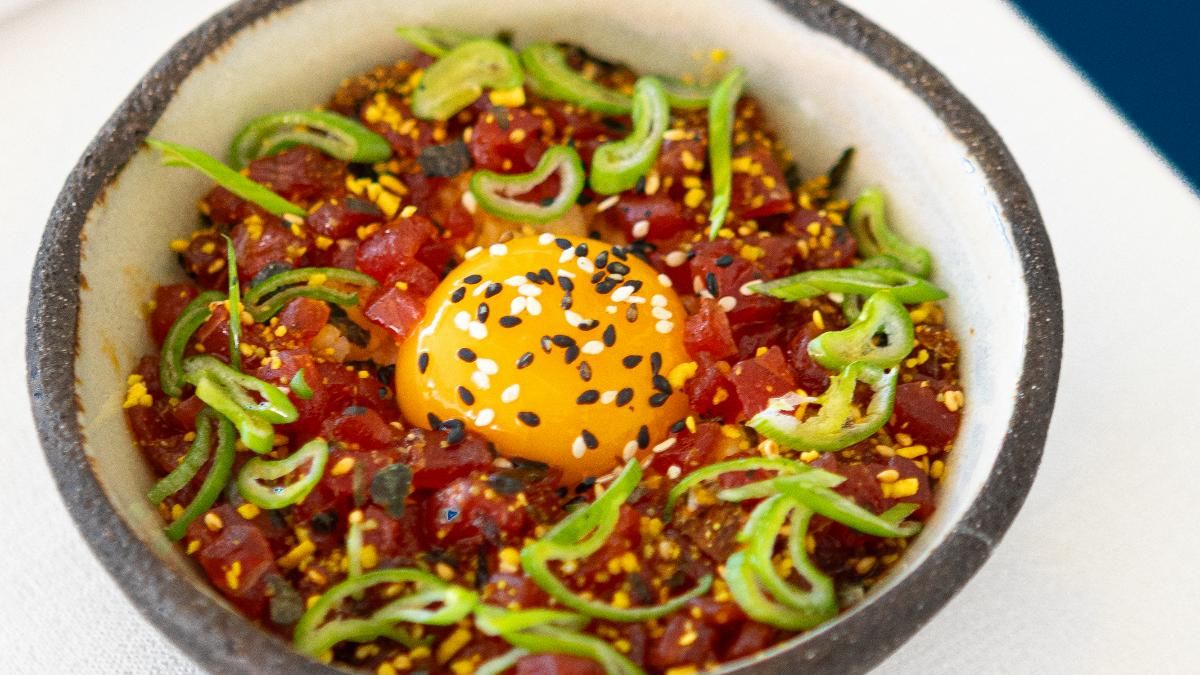 Chirashi sushi de lomo negro, yema de huevo y furikake del chef Dani García.