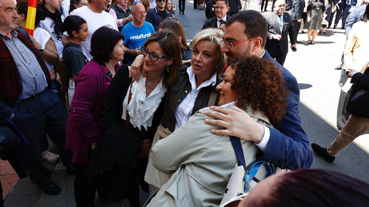 Adrián Barbón en las inmediaciones del hotel de la Reconquista