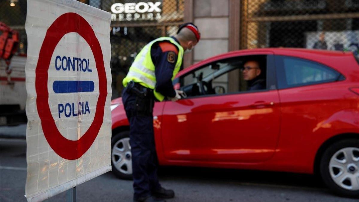 coronavirus. Mossos d'Esquadra hacen controles de coches en el centro de Barcelona para velar por el cumplimiento del confinamiento