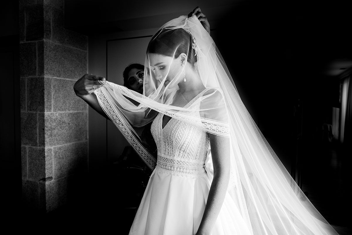 Momento captado por los fotógrafos mientras le ponen el velo a esta novia mexicana, en el Pazo dos Escudos.