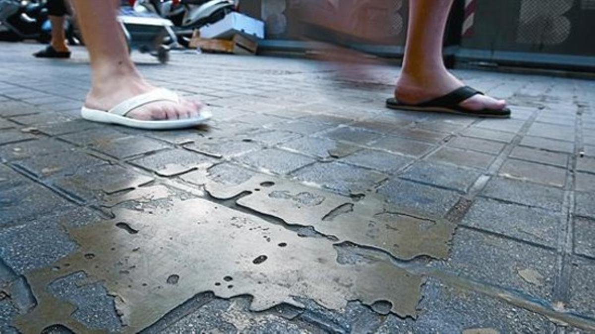 Restos de cola adheridos al suelo de la calle de Craywinckel, ayer, donde se cambió la ubicación de la parada.