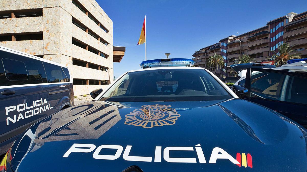 Un coche de la Policía Nacional aparcado en la comisaría, en una imagen de archivo. | VICENT MARI