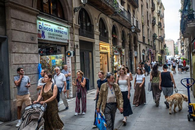 Tallers, el carrer comercial del Raval que ja gairebé cotitza a preus del Gòtic a Barcelona