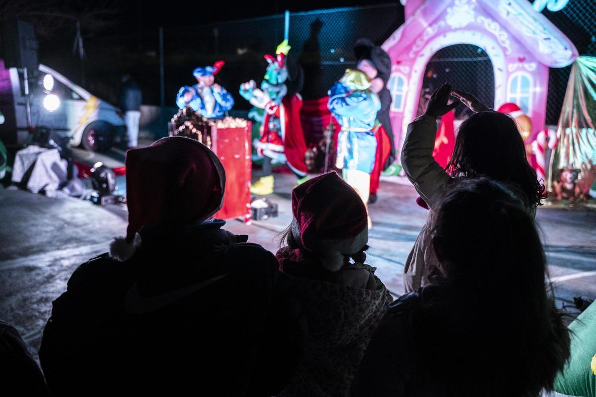 Padres acompañan a sus hijos durante el festival.