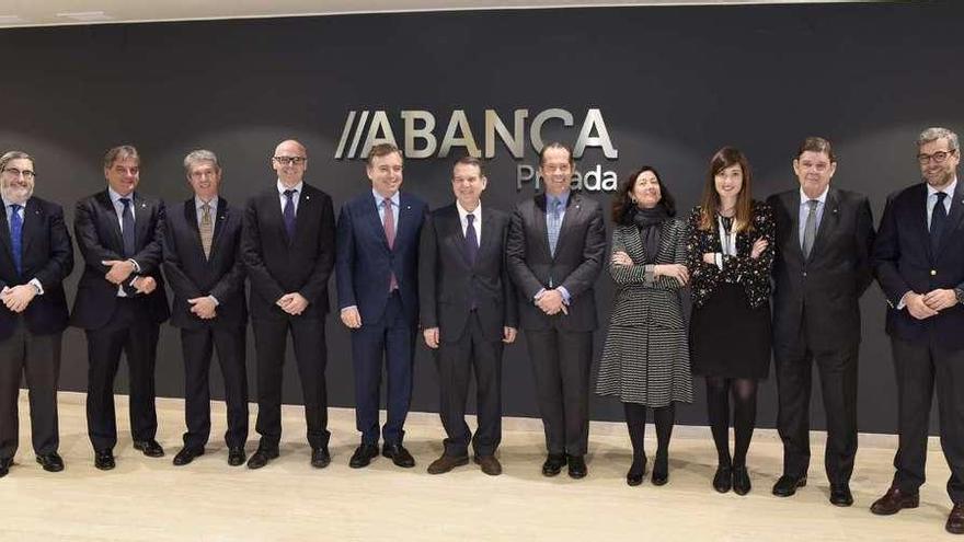 El consejo de Abanca, ayer, en Vigo, con el alcalde, Abel Caballero. // FdV