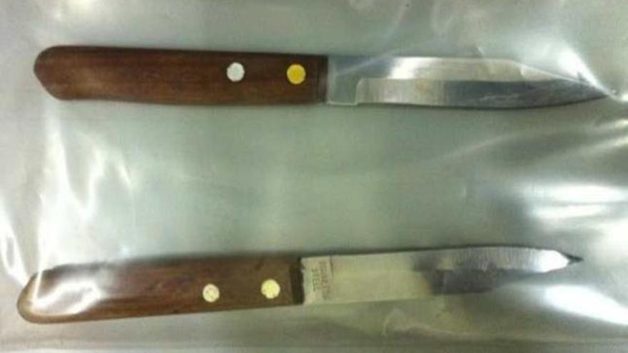 Las armas intervenidas, dos cuchillos que han sido afilados.