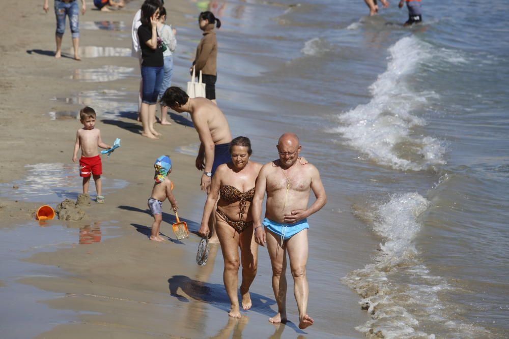 Numerosos bañistas llenan el Postiguet para disfrutar del buen tiempo en Alicante