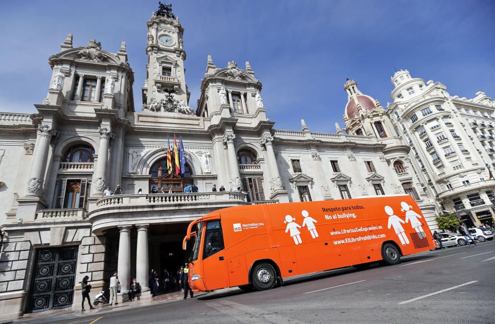 El autobús de Hazte Oír, hoy, en el centro de València.