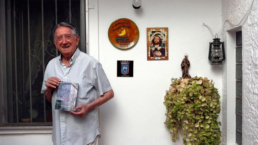 Cristóbal Salazar, en un rincón de su casa de Churriana con su última obra, la número veinte.