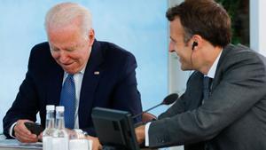 TOPSHOT - US President Joe Biden (L) and Frances President Emmanuel Macron (R) attend a plenary session during the G7 summit in Carbis Bay, Cornwall on June 13, 2021. (Photo by PHIL NOBLE / POOL / AFP)
