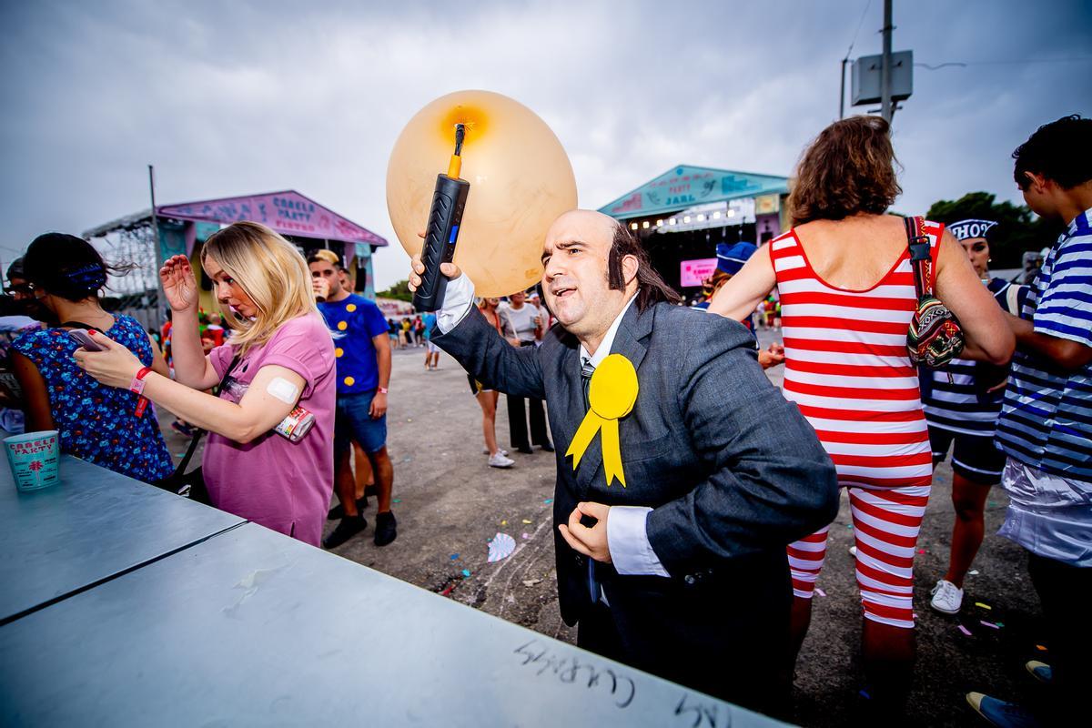 Uno de los asistentes, disfrazado de Chiquito de la Calzada