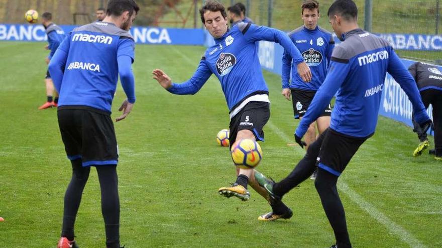 Pedro Mosquera intenta alcanzar el balón durante el entrenamiento de ayer en Abegondo.