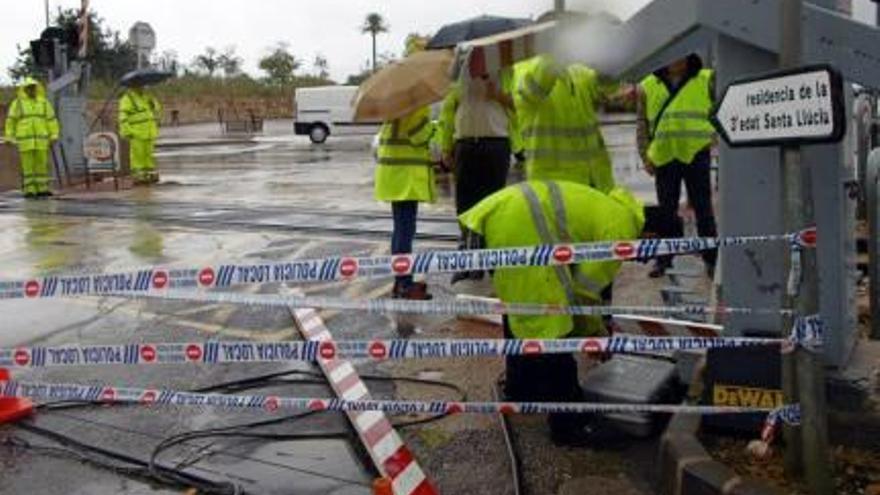 Apagón en los pasos a nivel del «trenet» en Dénia por un accidente de tráfico