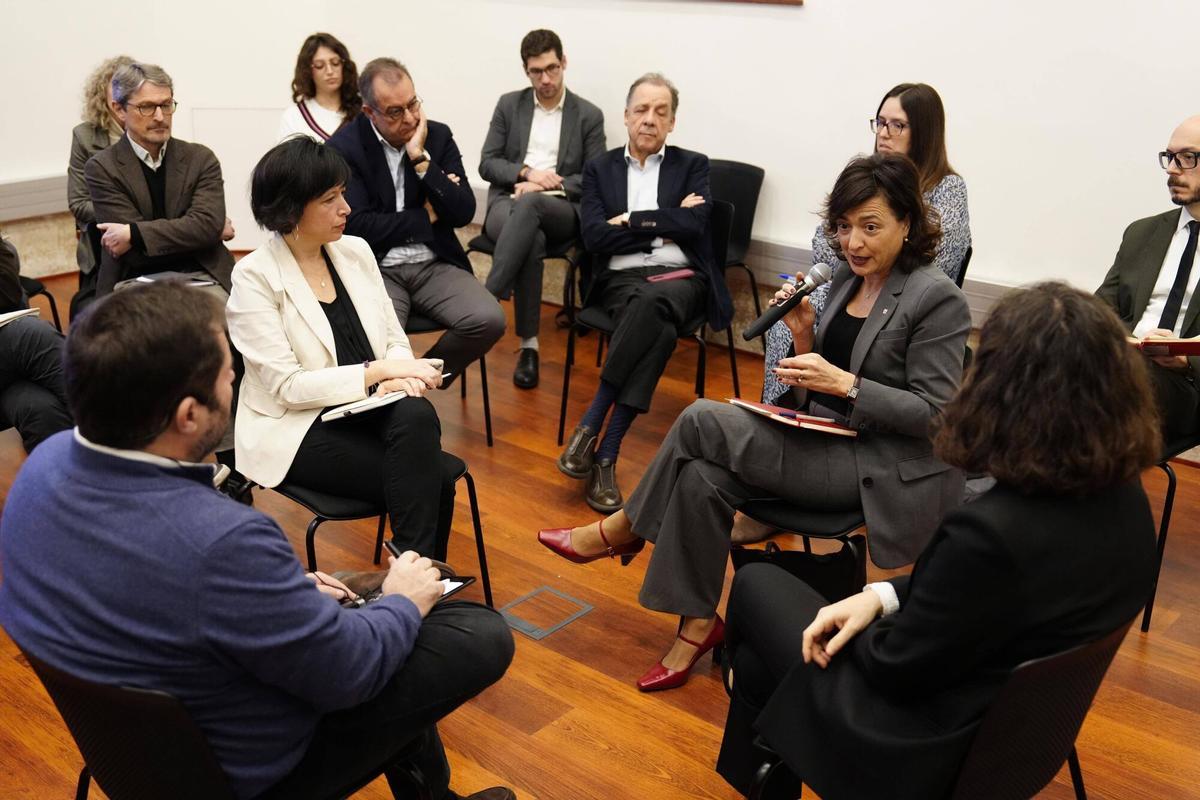 Barcelona 02/02/2026 European Bridges: 'Simplificación Administrativa y Competitividad Europea' con Ana Gallego (en las fotos, con chaqueta blanca) directora general de Justicia y Consumidores de la Comisión Europea En la foto, a la derecha, Eva Giménez, secretaria general de la Presidencia de la Generalitat de Catalunya Fotografía de Ferran Nadeu