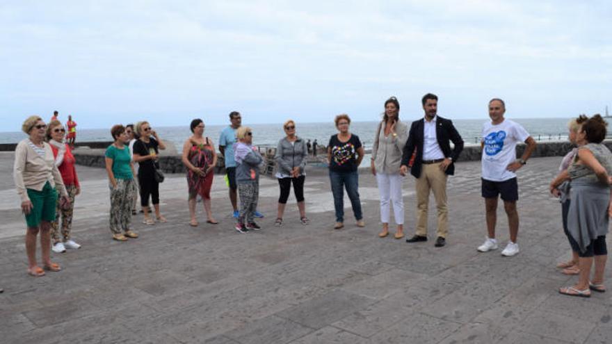 Un momento de la visita de Luis Yeray Gutiérrez y Yaiza López, así como los participantes de la iniciativa en plena actividad.