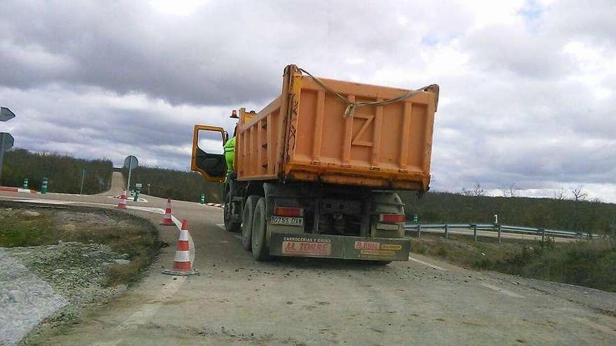 Al fondo, la carretera de &quot;El Sierro&quot; tras el cruce de la N-122.