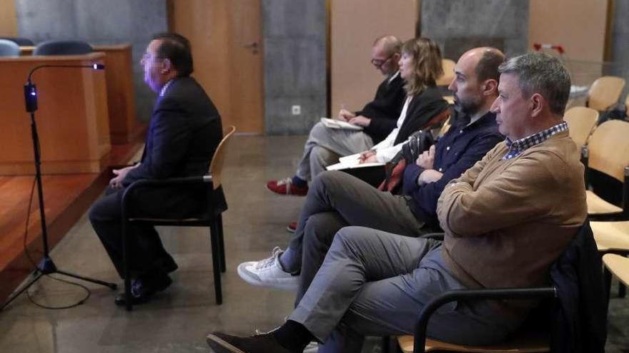 Un responsable jurídico de la empresa de viajes, durante su declaración; tras él, los acusados Natalio Grueso, Judit Pereiro, Marc Martí y José María Vigil.