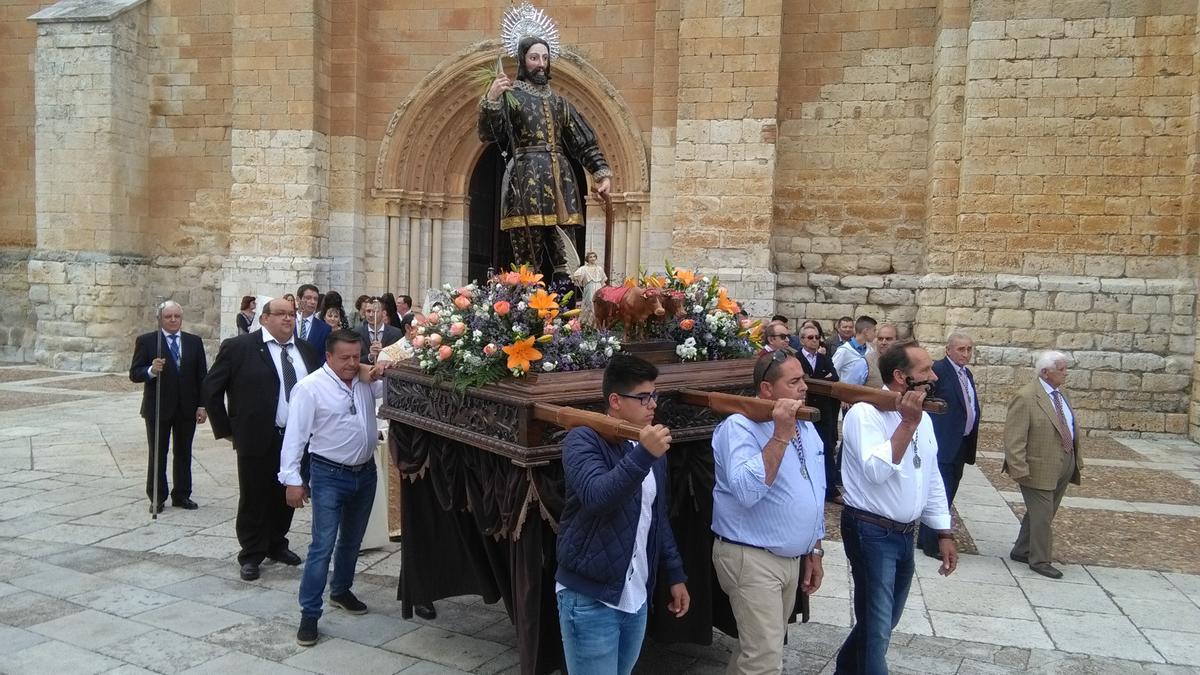 Cofrades y agricultores portan a hombros la imagen de San Isidro en una procesión anterior